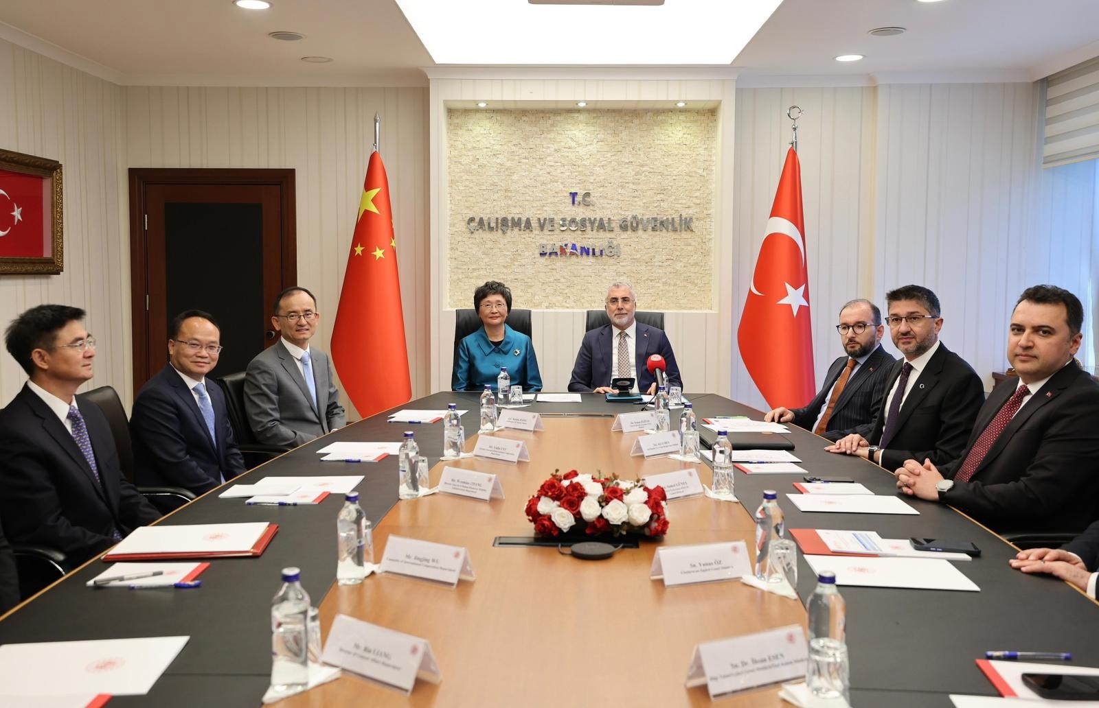 Bakan Işıkhan, Çinli Mevkidaşı Wang Xiaoping ile Bakanlıkta Bir Araya ...
